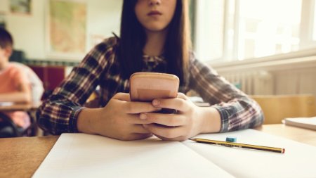 Primul judet din Romania care a propus interzicea telefoanelor in scoli, inclusiv in pauze | Reactia elevilor si a parintilor