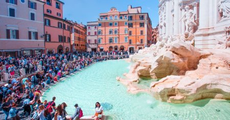 Suma <span style='background:#EDF514'>COLOSALA</span> atuncata de turisti in Fontana di Trevi din Roma. Ce se intampla cu banii si care este legenda acestei fantani