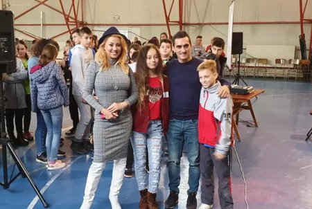 <span style='background:#EDF514'>LARISA</span> Dragulescu spune cum imparte averea de 2 milioane de euro copiilor ei: Am stabilit deja. Locuieste la Resita, dar are si apartamente in Bucuresti