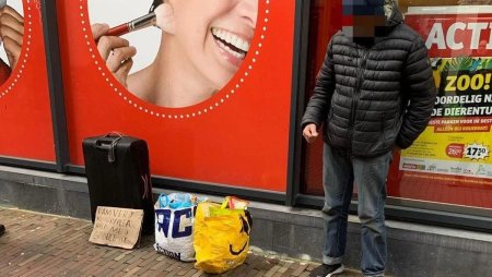 Un politist olandez le cere locuitorilor din Haarlem sa ignore un <span style='background:#EDF514'>CERSETOR</span> roman care a scris pe un carton Mi-e foarte foame!