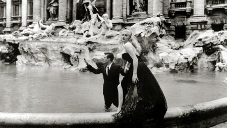 Ritual istoric: Unde ajung monedele aruncate in Fontana di Trevi din Roma. Turistii lasa milioane de euro in celebra <span style='background:#EDF514'>FANTANA</span>