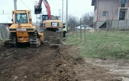Un iesean s-a trezit cu un excavator si muncitori care au inceput sa sape si sa construiasca un drum in curtea sa