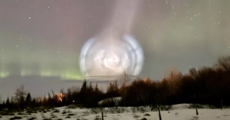 O spirala i<span style='background:#EDF514'>MENSA</span> a aparut pe cer in fata aurorei boreale din Norvegia