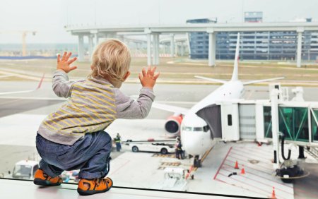 Doi parinti si-au abandonat bebelusul pe aeroport pentru ca nu au vrut sa-i cumpere si lui bilet VIDEO
