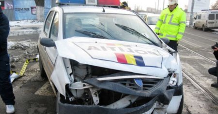 Masina de Politie, <span style='background:#EDF514'>AJUNSA</span> in sant. A fost acrosata de un sofer neatent, la Suceava