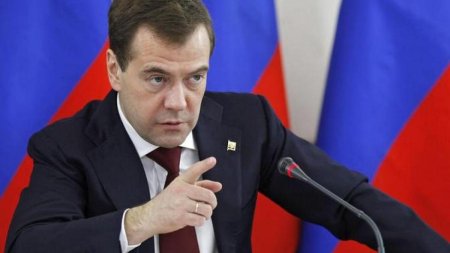 Dmitri Medvedev il numeste pe Biden o "rusine" pentru America