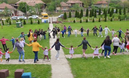 Scoala de la tara care premiaza elevii fara absente cu excursii. Acum, ei intre ei se incurajeaza sa vina la scoala