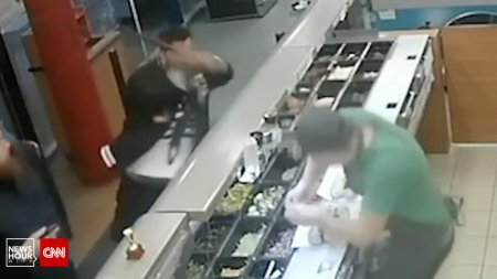 Angajatul unui restaurant din Bucuresti, atacat cu toporul de un client. Momentul a fost surprins pe camerele de supraveghere