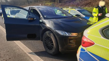 Soferul unui Jaguar electric a chemat politia pe autostrada, dupa ce masina a ramas fara frane in timp ce a prins o viteza de 160 km/h