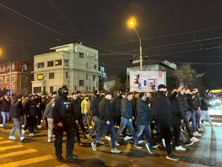 Scandal la stadion inainte de Dinamo - UTA » Injuraturi imposibil de reprodus: Ati ajuns, <span style='background:#EDF514'>TARAN</span>ilor?!