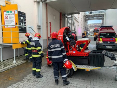 Timisoara: Peste 100 de persoane evacuate dintr-o hala de productie in urma unui incendiu