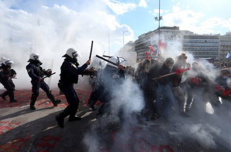 Noi ciocniri violente, la <span style='background:#EDF514'>ATENA</span>, intre studentii greci si politie, inaintea votului din Parlament privind infiintarea universitatilor private straine | VIDEO
