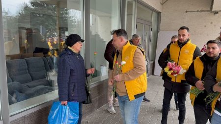 PNL Giurgiu a iesit in strada! Liberalii au impartit flori de 8 Martie