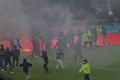 Scene halucinante in Superliga! Ultrasii lui Dinamo si cei ai Stelei au sarit pe gazon si s-au luat la bataie