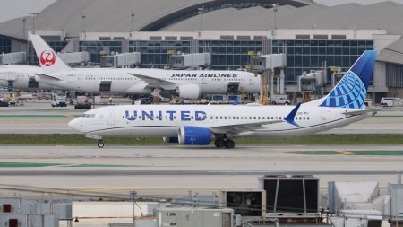 Un avion Boeing 737 MAX, cu 166 de oameni la bord, a iesit de pe pista aeroportului din Houston | VIDEO