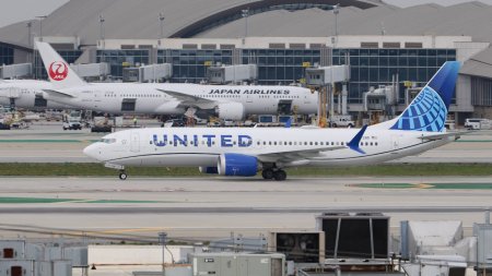 Un avion Boeing 737 MAX, cu 166 de oameni la bord, a iesit de pe pista aeroportului din <span style='background:#EDF514'>HOUSTON</span> | VIDEO