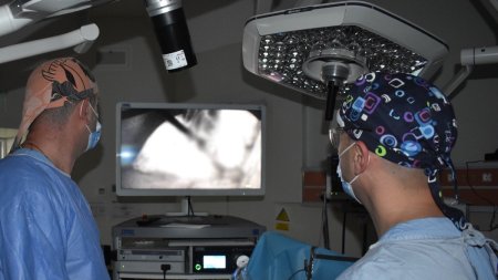 Operatie in premiera, la <span style='background:#EDF514'>SPITALUL MILITA</span>r din Sibiu: Prima interventie chirurgicala ghidata ICG