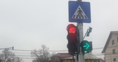 Regula verdelui intermitent la semafor, proba grea in trafic. Ce pateste soferul care claxoneaza VIDEO