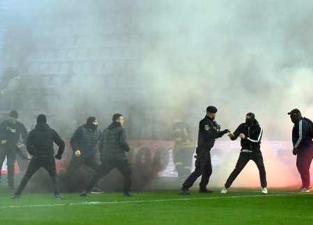 Filmul complet al scenelor razboinice de la Dinamo - UTA » 60 de minute apocaliptice, bataie in curtea bisericii si o ambuscada diabolica: re<span style='background:#EDF514'>ZUMA</span>tul brutal desprins de pe front