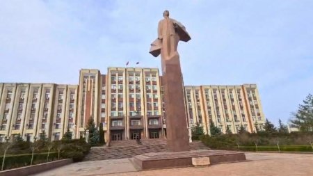 Imagini filmate in Tiraspol: Lenin, steaguri rusesti, Rassia Armya si secera cu ciocanul. Pasaportul romanesc, mai ales in aceste zile, nu e bun