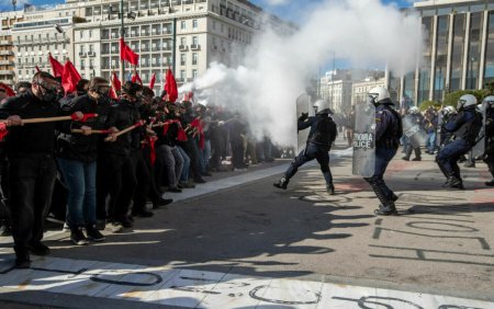 Confruntari violente intre studenti si politie, in Atena. Cel putin 9 persoane au ajuns in arest si alte 10 au fost ranite
