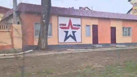 Trupe rusesti, langa Chisinau: <span style='background:#EDF514'>UNITATEA MILITARA</span> ruseasca din mijlocul capitalei Transnistriei. Cu TAB-ul, la controlat civilii