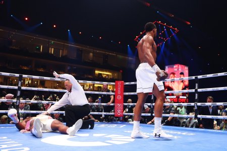 Victorie spectaculoasa pentru <span style='background:#EDF514'>ANTHONY</span> Joshua in fata a 16.000 de spectatori