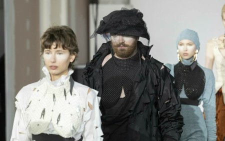 Sam Smith, aparitie socanta la Paris Fashion Week. Artistul a defilat intr-o tinuta creata de Vivienne <span style='background:#EDF514'>WESTWOOD</span> | FOTO