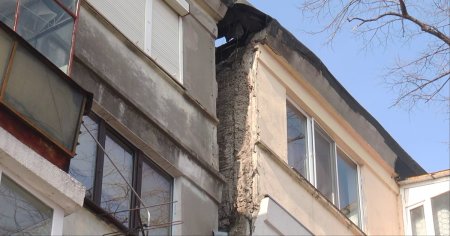 Un bloc din Galati s-a crapat in doua. Locatar: Distanta este de aproape un metru, la un cutremur ne ia cu targa FOTO