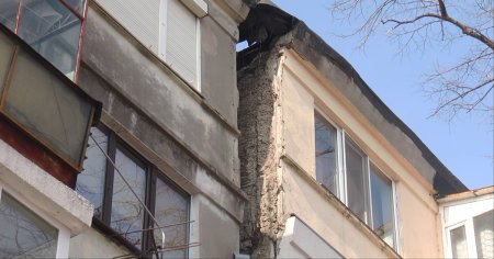 Un bloc din Galati s-a <span style='background:#EDF514'>CRAP</span>at in doua. Locatar: Distanta este de aproape un metru, la un cutremur ne ia cu targa FOTO