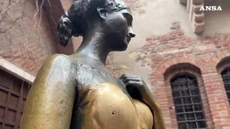 <span style='background:#EDF514'>STATUI</span>a Julietei lui Shakespeare din Verona a fost deteriorata de atingerile turistilor