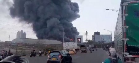 Explozie si incendiu la un depozit dintr-un terminal maritim din Columbia. Flacarile si fumul, vizibile la kilometri distanta