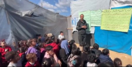 In Gaza, copiii iau lectii in aer liber in tabara Rafah
