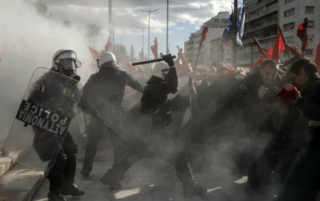 Parlamentul grec a permis infiintarea universitatilor private straine in tara. Protestele violente ale <span style='background:#EDF514'>STUDENTILOR</span> continua