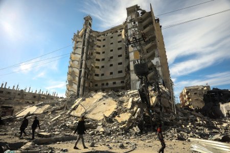 Bloc turn de locuinte din Rafah, lovit de Israel. Oamenii s-au speriat, au fugit pe scari, unii au cazut, a fost haos