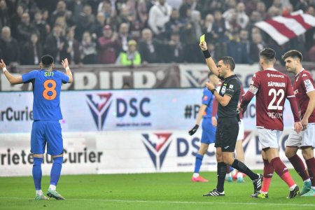 Ovidiu Hategan, decizie curajoasa in Rapid - FCSB » A sfidat chemarea din camera VAR si nu a dictat penalty!