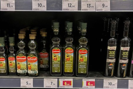 ,,Aurul lichid” a ajuns pazit cu <span style='background:#EDF514'>LACAT</span>e. Uleiul de masline, cel mai furat produs in multe supermarketuri din Spania