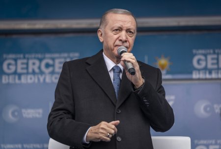 Erdogan, vizibil suprins de <span style='background:#EDF514'>HUIDU</span>ielile la adresa unui candidat al partidului sau, chiar in timp ce il prezenta publicului in cadrul unui miting. VIDEO