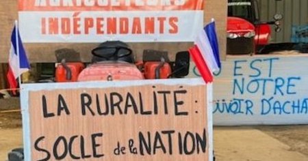 Fermierii si <span style='background:#EDF514'>PESCARI</span>i francezi au organizat un miting impotriva politicilor UE si pentru cresterea veniturilor