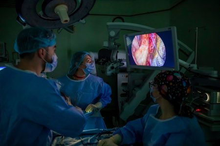 Premiera in Romania: medicii de la Spitalul Militar Central au realizat o operatie pe creier prin pleoapa