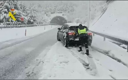 A nins abundent in Spania. Zapada a provocat probleme pe zeci de drumuri din Catalonia