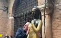 Fenomenul generat de transpiratia de pe mainile celor care au atins statuia Julietei din Verona. Sculptura, afectata grav