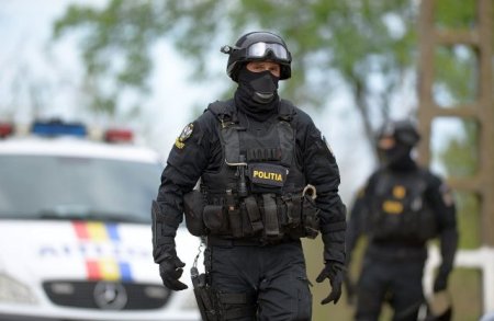 Milioane de dolari, <span style='background:#EDF514'>CEASURI</span> si masini de lux confiscate de politisti