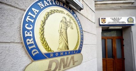 DNA a retinut doua persoane acuzate de trafic de influenta. 