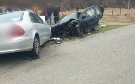 Accident cu trei autoturisme pe un drum din judetul Valcea. Trei persoane au fost duse la spital