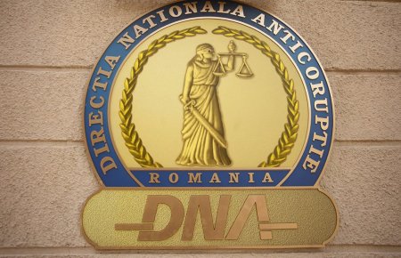 Doua persoane au fost retinute de DNA, sub acuzatia ca au luat mita mii de euro pentru interventii la judecatori intr-un dosar de omor