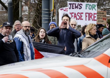 Isaac Herzog inaugureaza la <span style='background:#EDF514'>AMSTERDAM</span> un muzeu al evreilor, pe fondul unor proteste vehemente: „Opriti Holocaustul din Gaza”. VIDEO