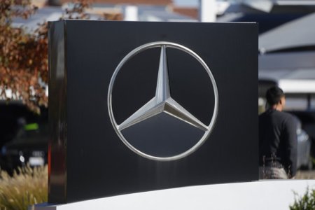 Angajatii de la Mercedes cer amanarea deciziei de a opri productia masinilor pe benzina si cele diesel