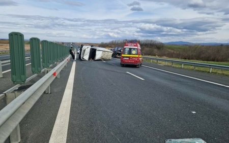 Accident grav pe A1. Trei masini au fost implicate, o autoutilitara s-a rasturnat, iar un autoturism a luat foc