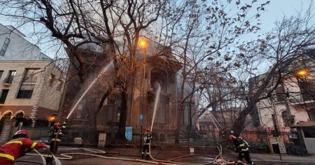 Incendiu la o casa veche din <span style='background:#EDF514'>CENTRUL CAPITALEI</span>. Intervin zece autospeciale de pompieri FOTO VIDEO